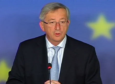 رئيس المفوضية الأوروبية جان كلود يونكر يداعب شعر وزيرة بريطانية.. فيديو