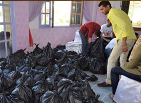 أصدقاء الخير يواصلون توزيع الشنط الرمضانية على الفقراء