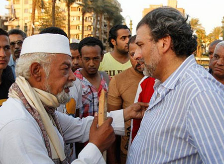 صور.. خالد يوسف يوزع الإفطار على معتصمي التحرير