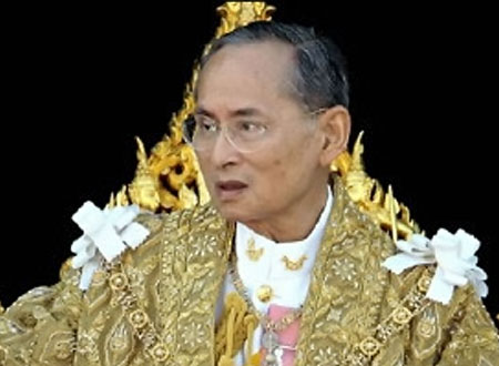 الآلاف يشهدون إحراق جثمان ملك تايلاند.. صور