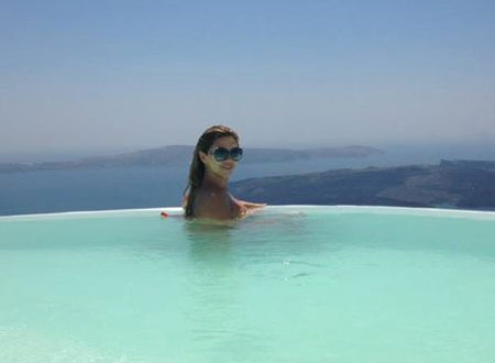 بالصور.. ميريام فارس تستمتع بالطبيعة وتسبح في اليونان 