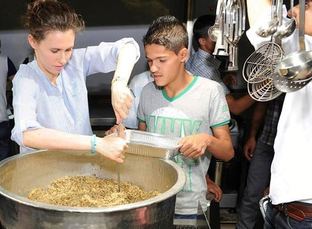 بالصور.. أسماء الأسد تُشارك في إعداد إفطار للأيتام