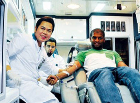المستشفى العسكري يقيم حملة للتبرع بالدم بالسيارة المتنقلة