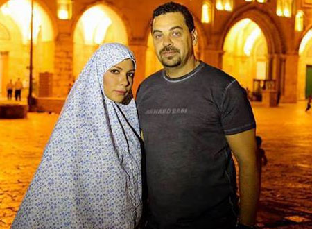 بالصور والفيديو.. أصالة وزوجها يصليان في المسجد الأقصى 
