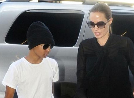 أنجلينا جولي تصل مع ابنها بالتبني لمطار لوس أنجلوس.. صور 