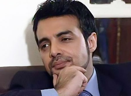 عمرو محمود ياسين يعلق غاضبًا على واقعة ضرب صحفي بعزاء الشريف