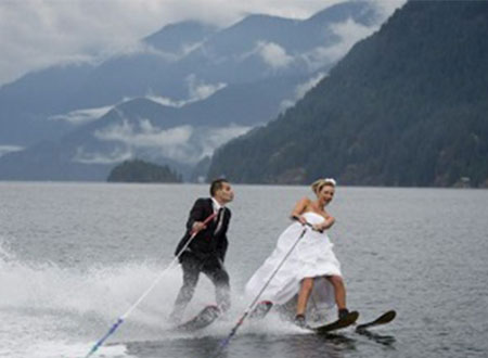 يقيمان حفل زواجهما بالتزلج على الماء
