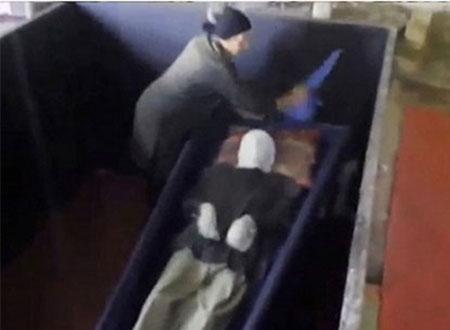 أم تدفن ابنها في المنزل ليبقى بجوارها.. فيديو أم تدفن ابنها في المنزل ليبقى بجوارها.. فيديو