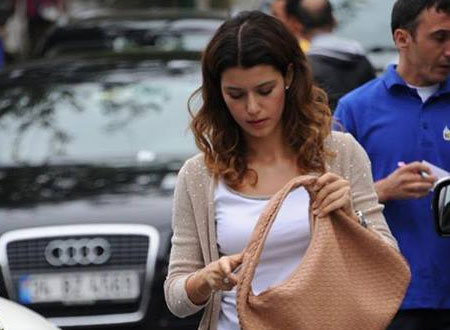 صور.. بيرين سآت تجمع بين البساطة والأناقة في أحدث إطلالة لها