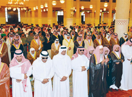 النائب الثاني يؤدي صلاة الميت على الأميرة منيرة