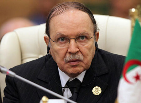 شاهد لحظة تقديم الرئيس الجزائري عبد العزيز بوتفليقة استقالته.. صور وفيديو