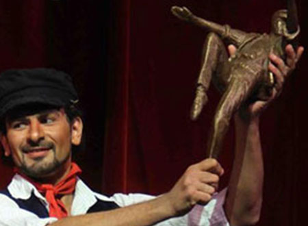 راقص الباليه هاني حسن يهدى دار الأوبرا تمثال زوربا المصري