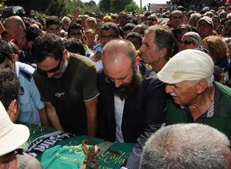 السلطان سليمان يحمل نعش تونجيل كورتيز مع إيزيل.. صور