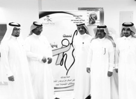 حملة للتوعية بسرطان الثدي في مستشفى القيصومة العام