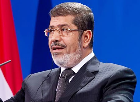 إجبار محمد مرسي على ارتداء ملابس السجن.. شاهد