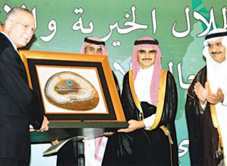 &laquo;التعاون الإسلامي&raquo;تكرم الوليد بن طلال لمبادراته الإنسانية
