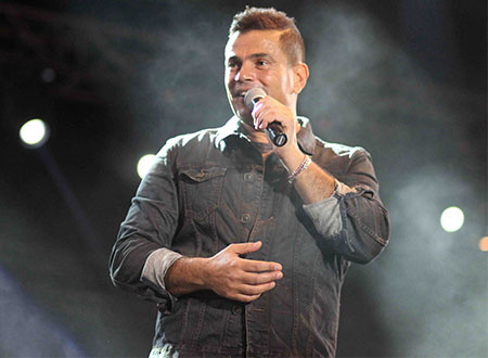 عمرو دياب يحيى حفلة الغنائي بدبي 17 يناير بدلا من 6 ديسمبر ويعتذر