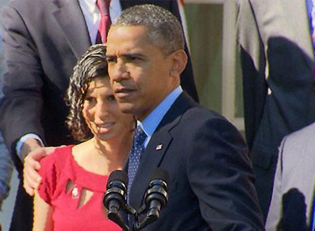 بالفيديو.. باراك أوباما يقطع خطابه من أجل إنقاذ سيدة