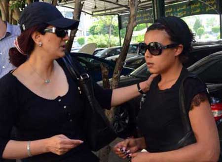 صور.. الفنانون يشيعون جثمان المخرج مدحت السباعي