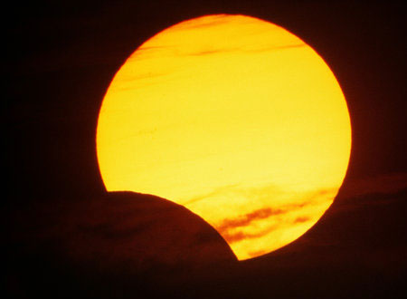 اليوم كسوف كلي للشمس في ظاهرة لم تحدث منذ 547 عام 