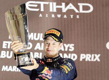 نهيان بن زايد يتوّج فيتل بطلاً لجائزة الاتحاد للطيران الكبرى 