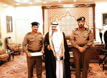 أمير الحدود الشمالية يكرِّم العقيد العارضي