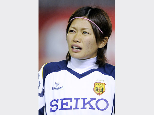 صور.. ناهومي كاواسومي أفضل لاعبة عام 2013