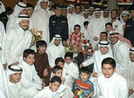 طلال العازمي عاد من رحلة علاج في فرنسا 