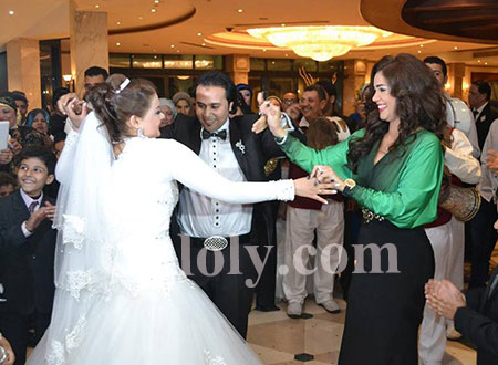 إيناس عز الدين تحتفل بزفاف شقيقها بوصلة رقص ملتهبة وزوجها يفاجئها.. صور