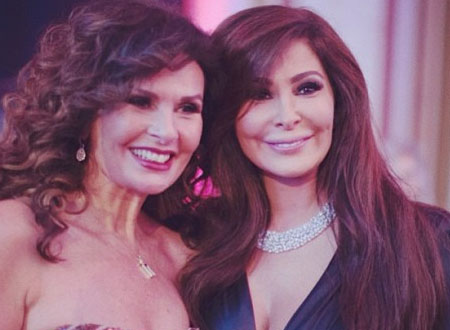 إليسا تكشف مفاتنها بفستان ساحر وتتعرض لهجوم بسبب رفعها إشارة رابعة.. صور