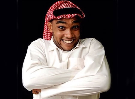 مبارك المانع يسرق دشداشة سلطان الفرج.. شاهد