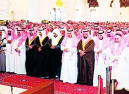 أمير الرياض يؤدي صلاة الميت على تركي بن هيف