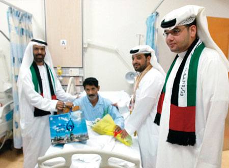 المركز الثقافي يوزع هدايا على مرضى مستشفى مدينة زايد