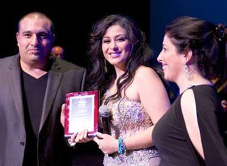 فرح يوسف تهز المسرح بفستان مشقوق لأعلى الفخذ.. صور