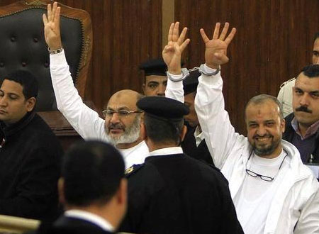  صفوت حجازي يعطي ظهره للقاضي أثناء محاكمته..فيديو