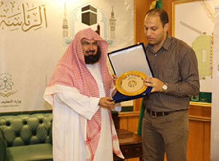 وفد وزارة الشباب بالسعودية يقدم درعًا تذكارية للشيخ السديس