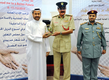 المزينة يُكرِّم «دبي الإسلامي الإنسانية»