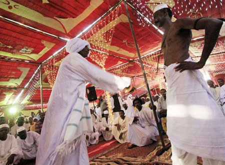 بالفيديو: جلد الضيوف في الأعراس السودانية
