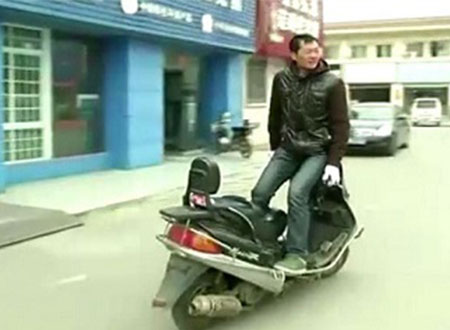فيديو.. صيني يبتكر طريقة جديدة لقيادة الدراجات النارية
