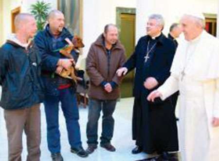 البابا احتفل بعيد ميلاده مع المشردين