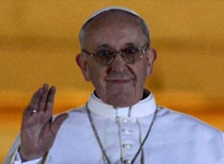 توفيراً للنفقات.. البابا فرنسيس يستبدل عدسات نظارته.. صور