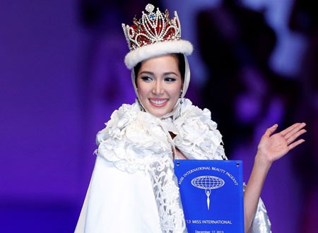 فيديو وصور.. الفليبينية بيا روز سانتياجو تتوج ملكة جمال العالم