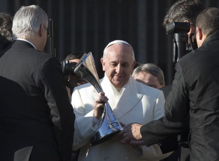 درع الدوري الأرجنتيني هدية للبابا فرانسيس الأول.. صور