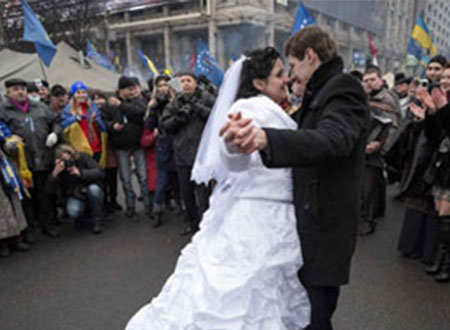 معارضو أوكرانيا يحتفلون بحفل زفاف داخل اعتصام كييف
