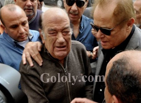 بالصور.. انهيار وبكاء حسن حسني في جنازة ابنته