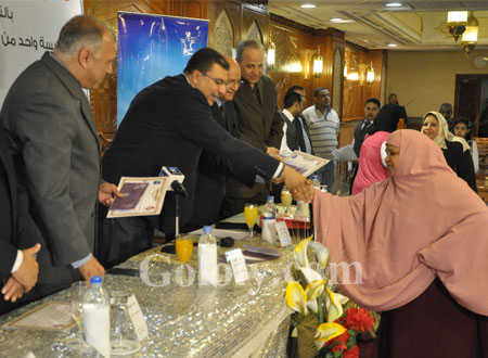 بالصور.. عمرو الليثي يكرّم أمهات العشوائيات في عيد الأم