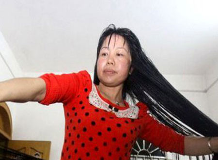 بالصور.. صينية شعرها أطول منها 