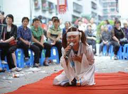 في تايوان.. استئجار الأفراد للبكاء على الميت وتلقي العزاء 