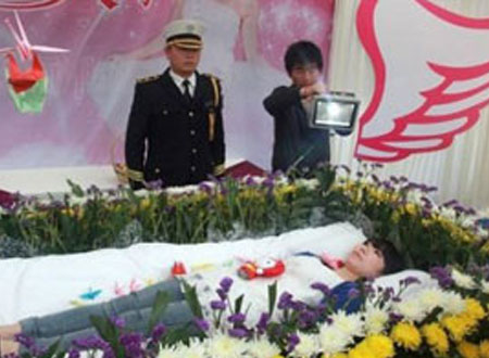 بالصور: صينية تقيم بروفة لجنازتها 