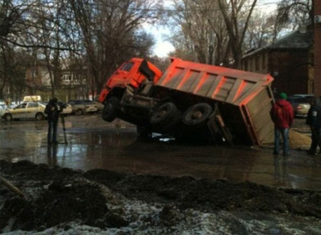 بالصور.. مدينة روسية تبتلع السيارات والشاحنات